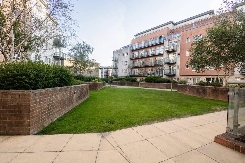 Ocean - 2 Bed Flat Sleeps 6 With Gym Access Apartman Southampton Kültér fotó